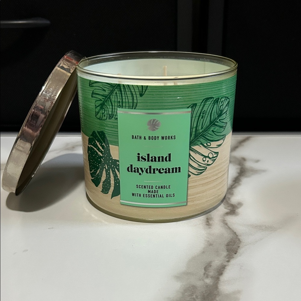 Bath & Body Works Island Daydream Candle - Green and Cream